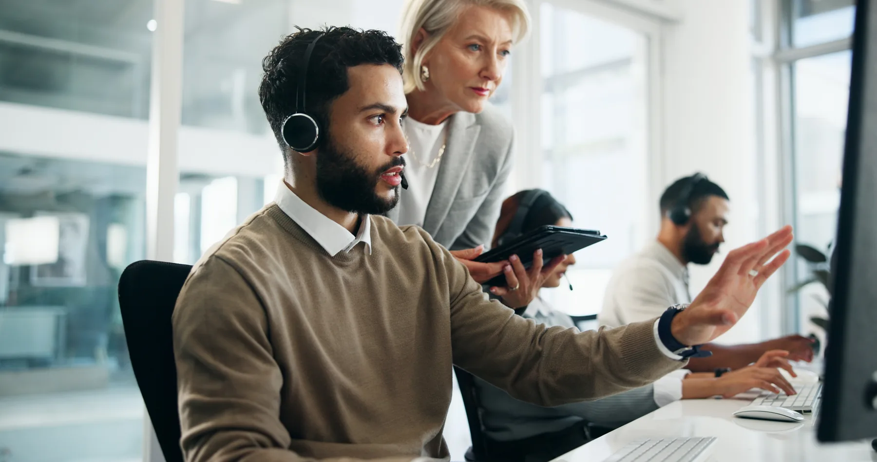 Coaching-Situation in einem professionellen Kundenservice-Team