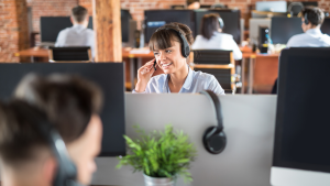 Modernes Callcenter Team bei der Arbeit – Outsourcing Kundenservice und Skalierbarkeit
