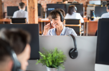 modernes-callcenter-outsourcing Modernes Callcenter Team bei der Arbeit – Outsourcing Kundenservice und Skalierbarkeit