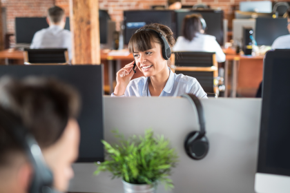 Modernes Callcenter Team bei der Arbeit – Outsourcing Kundenservice und Skalierbarkeit